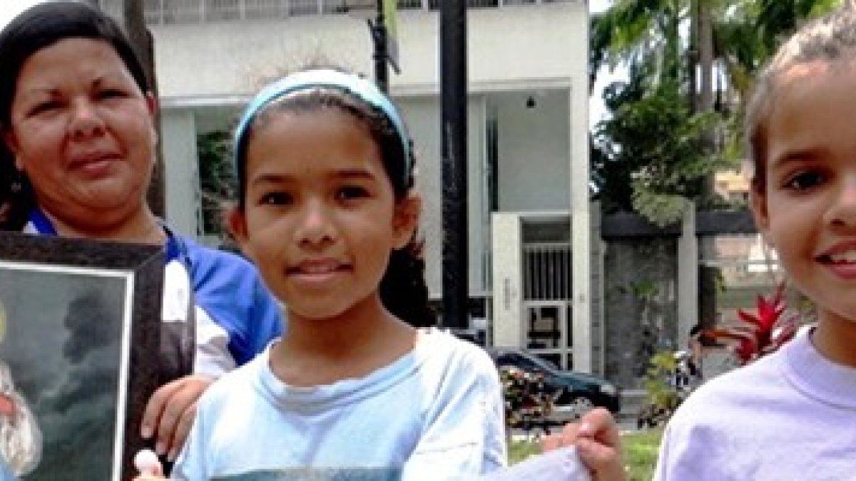 Con 9 años ya es habitual verla dando de comer a los indigentes: una lección aprendida de su madre