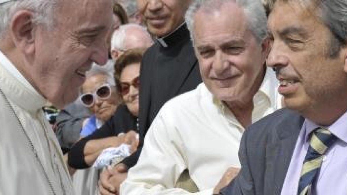 El autor, el periodista Jimmy Burns Marañón, saluda al Papa en una audiencia pública - el libro recoge la fuerza del carisma personal que sintió en el Pontífice