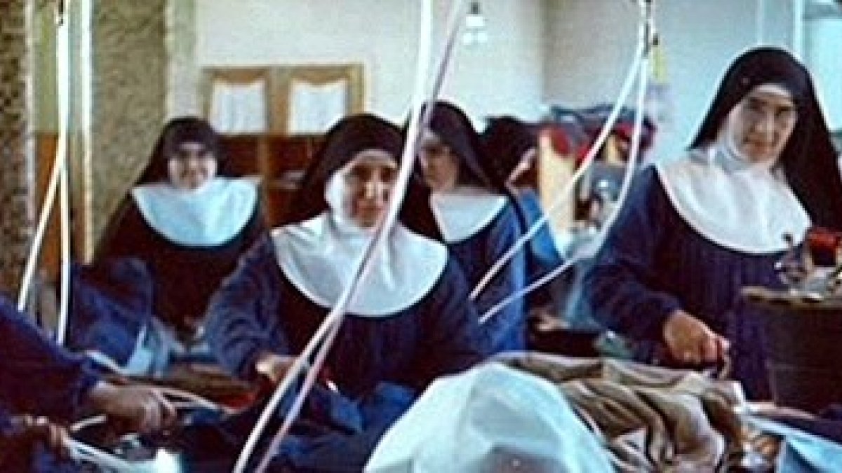 Las clarisas de la Universidad Laboral, en la sala de planchado.