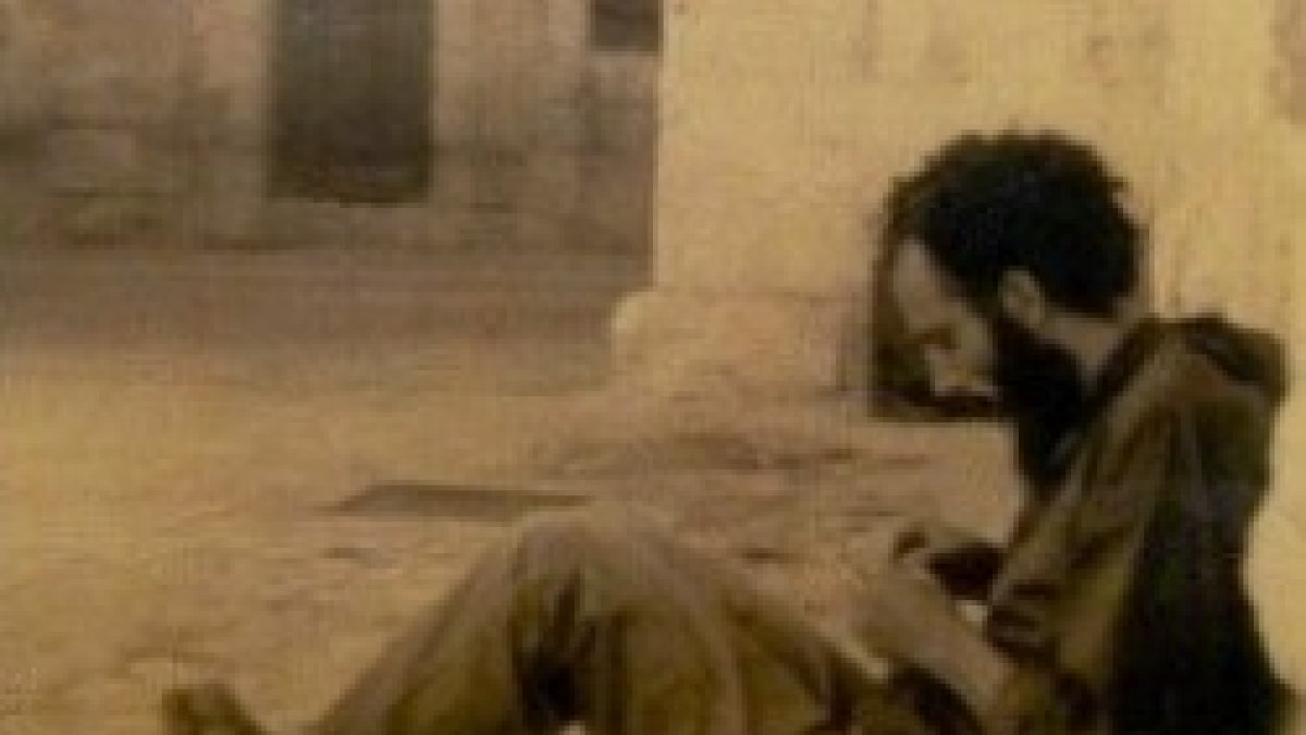 Esta imagen ilustra el libro de Anotaciones de Kiko Argüello, lleno de pensamientos y reflexiones espirituales