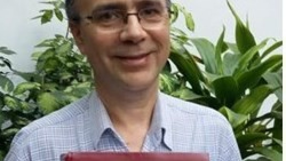 El jesuita Alberto Luna muestra el Misal Romano en guaraní