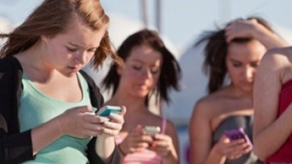 Creados para comunicar, los smartphone están aislando cada vez más a la persona