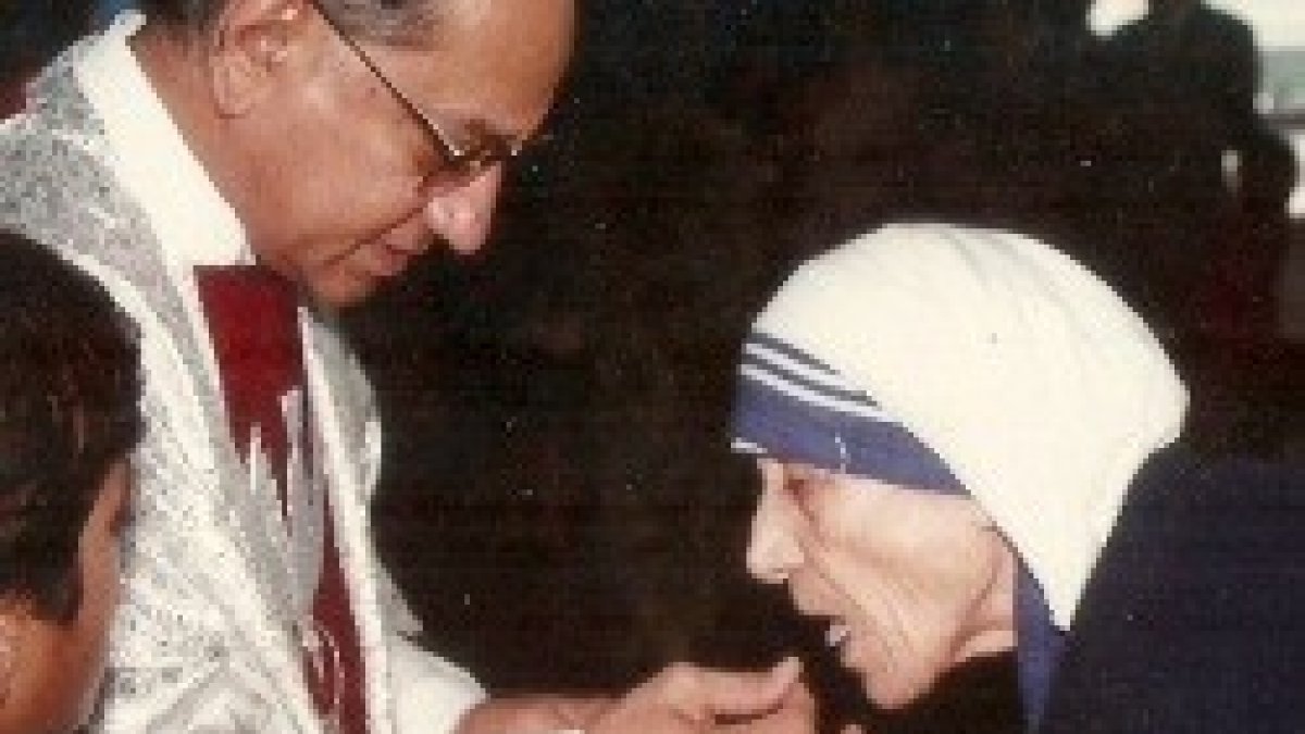El arzobispo D Souza con la Madre Teresa... pastoreó la diócesis de Calcuta de 1986 a 2002