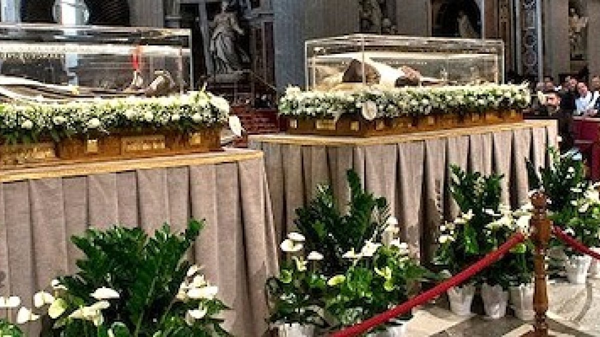 Francisco veneró los cuerpos de San Pío de Pietrelcina (en primer término) y de San Leopoldo Mandic durante su exposición en febrero en la basílica de San Pedro.