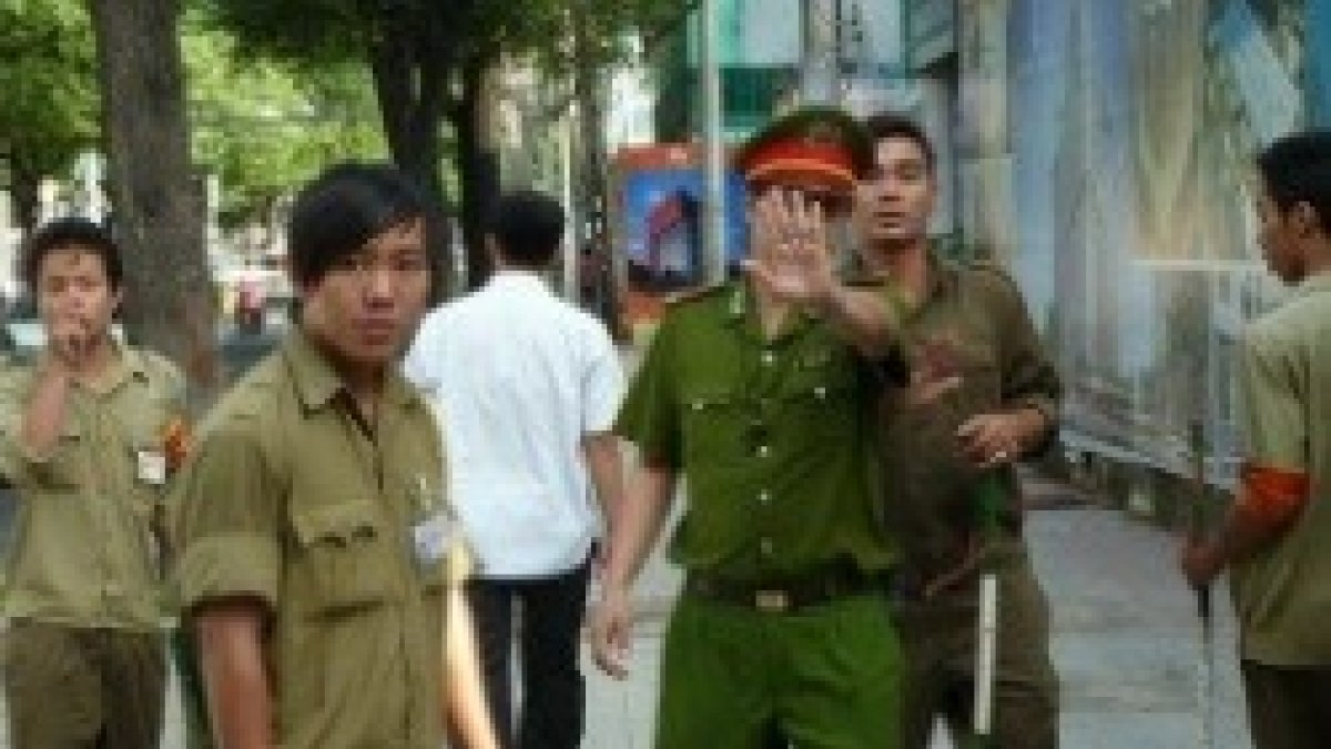 La policía comunista ejerció la violencia sobre los cristianos que estaban en misa a firmar un documento en el que afirmaran no volver a hacerlo