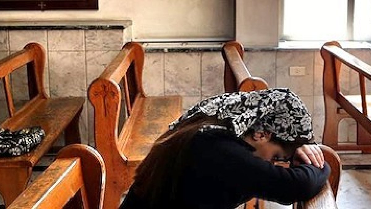 Sirios cristianos rezando en Grecia: ¿unas preguntas del Trivial mal respondidas podrían impedir su asilo?