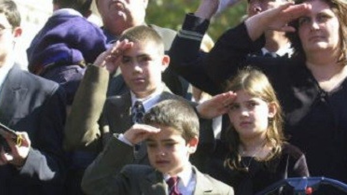 Jean Palombo y sus hijos tras el funeral de Frank, bombero que murió el 11-S