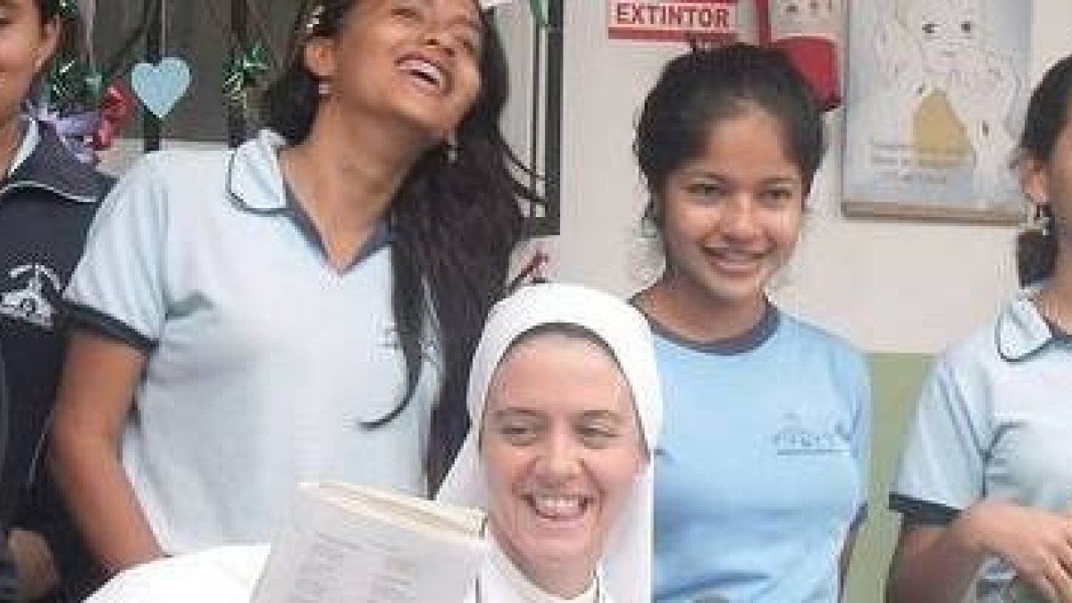 Las Siervas del Hogar de la Madre de Playa Prieta con algunas aspirantes... murió una religiosa y cinco jóvenes, y otras resultaron heridas