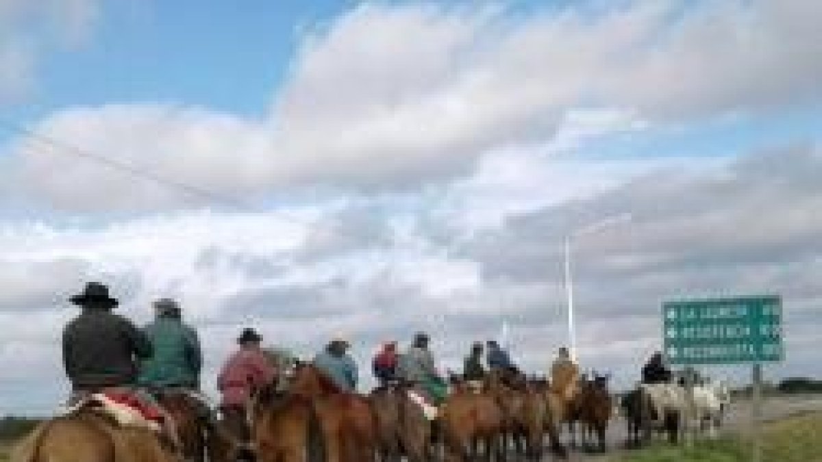 Los integrantes de la Peregrinación Brocheriana atraviesan rutas complicadas con sol y tormentas