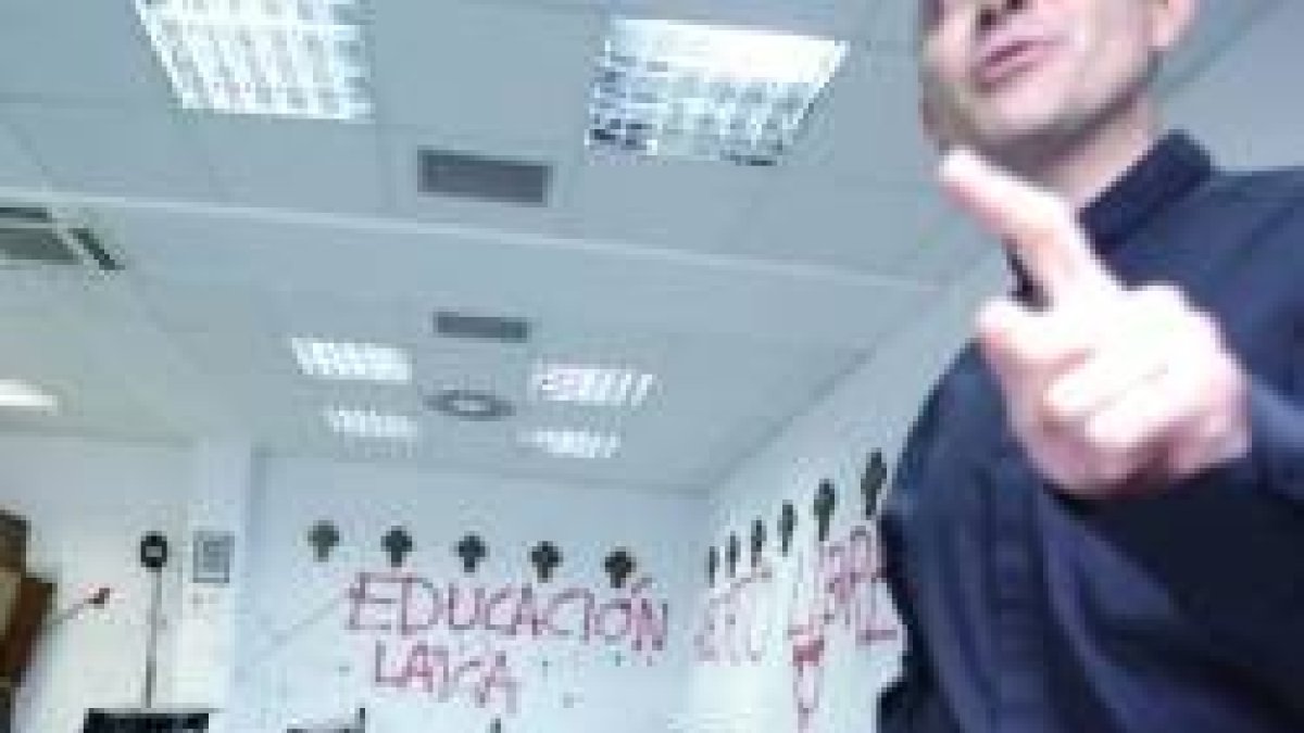 Así se ven las pintadas laicistas y abortistas dentro de la capilla del campus de Cantoblanco