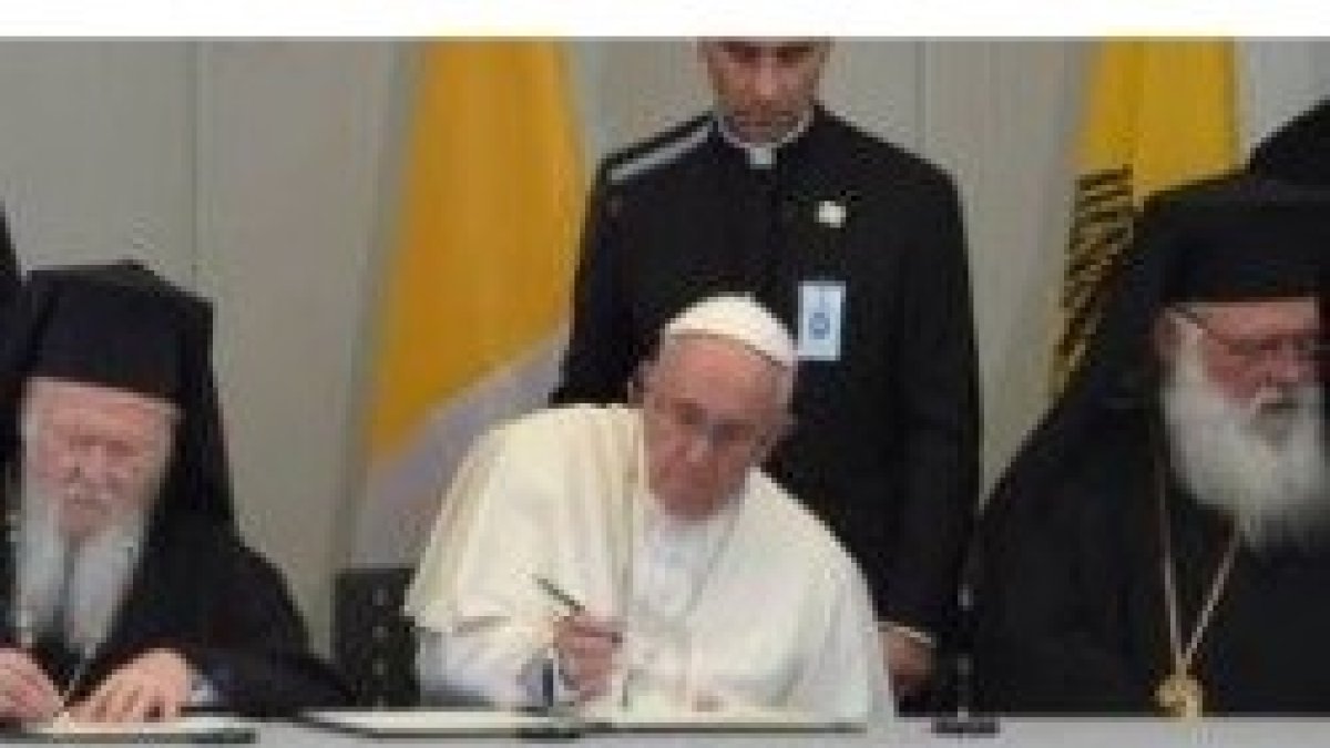 Bartolomé, Francisco y el arzobispo Jerónimo II de Atenas firman el texto conjunto