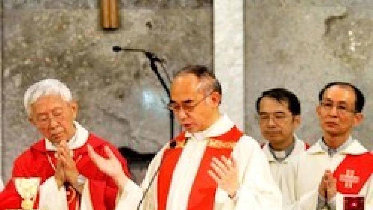 El cardenal Zen, a la izquierda durante una misa, ha expresado su inquietud ante posibles cesiones en las negociaciones entre la Santa Sede y el gobierno chino.