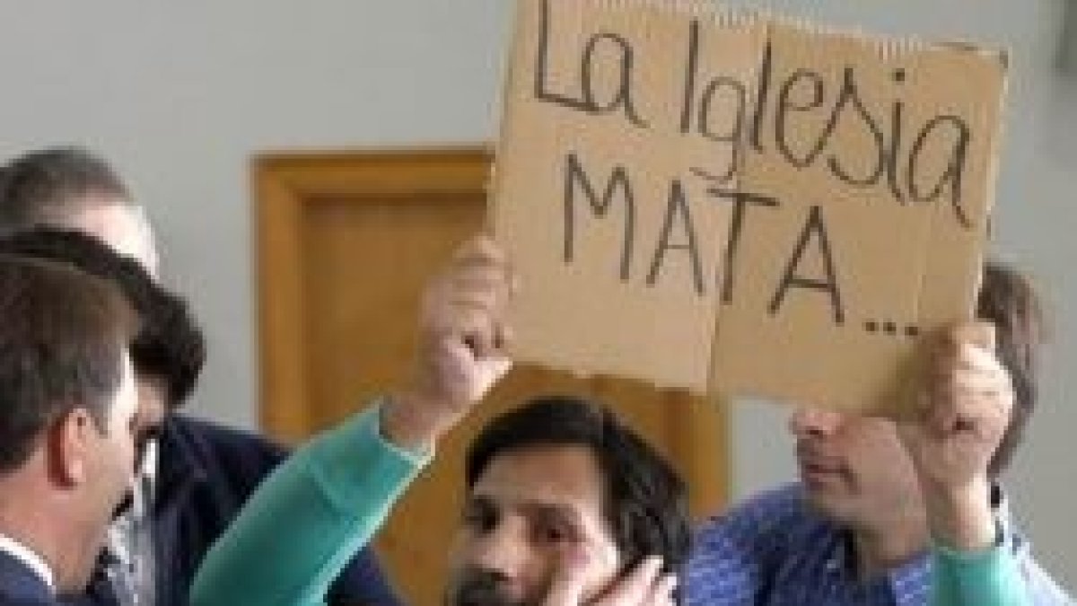 El activista ateo gay de izquierda radical Lagarder Daciu, al interrumpir con gritos una rueda de prensa del arzobispo Osoro