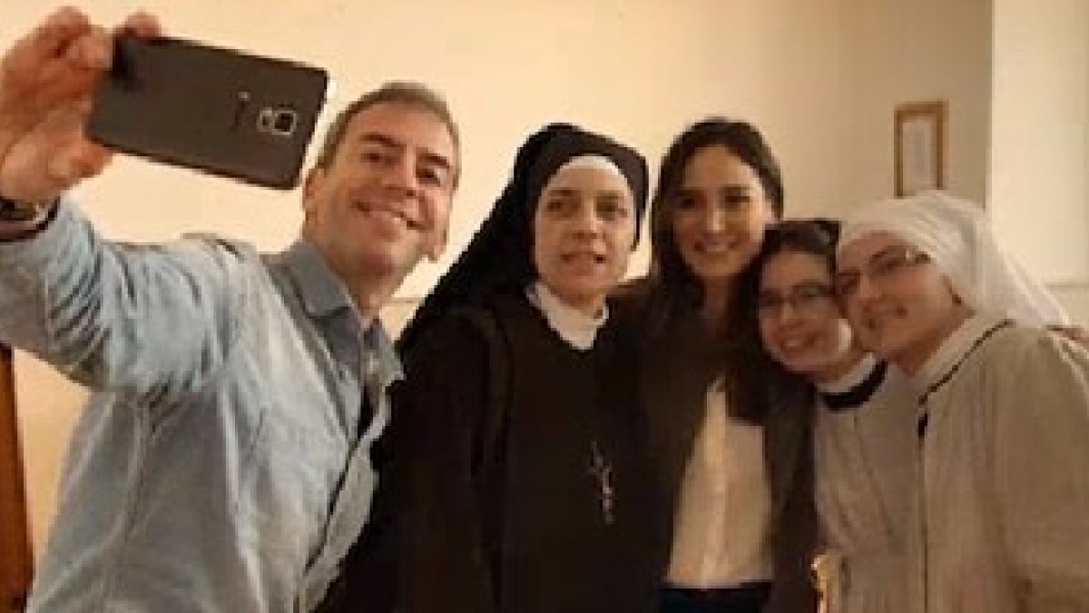 Un selfie para la pequeña historia del convento: Nacho Medina, la Madre Olga, Tamara Falcó, la hermana Esperanza (postulante) y la hermana Sara (novicia).