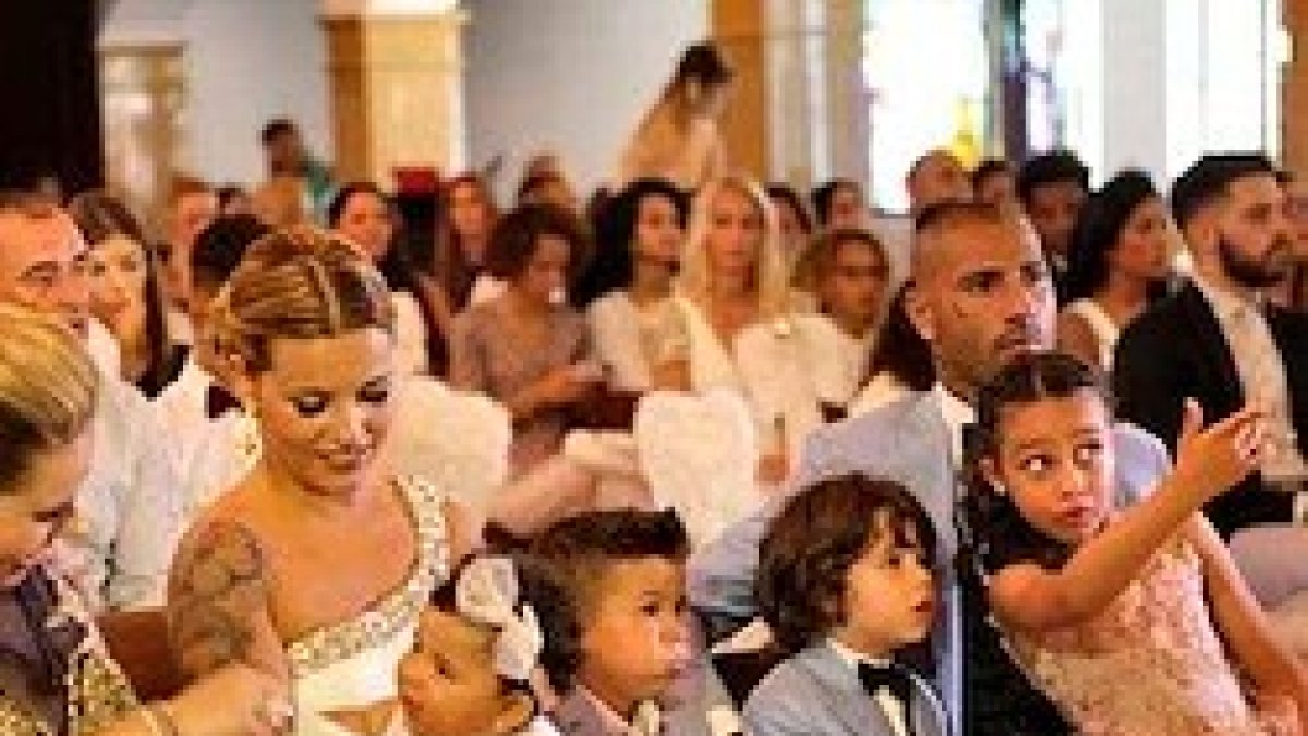 Ricardo Quaresma, junto con su esposa y sus tres hijos, tras recibir el sacramento.