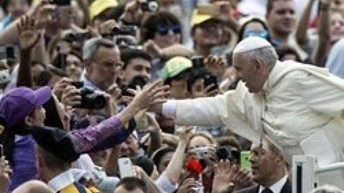 El Papa Francisco saluda a los peregrinos alegres de acudir a su catequesis de los miércoles
