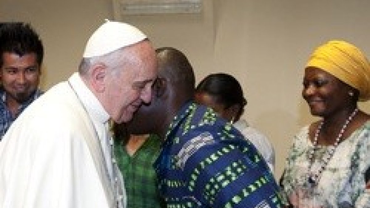 El Papa Francisco en su visita al Centro Astalli de refugiados en 2013