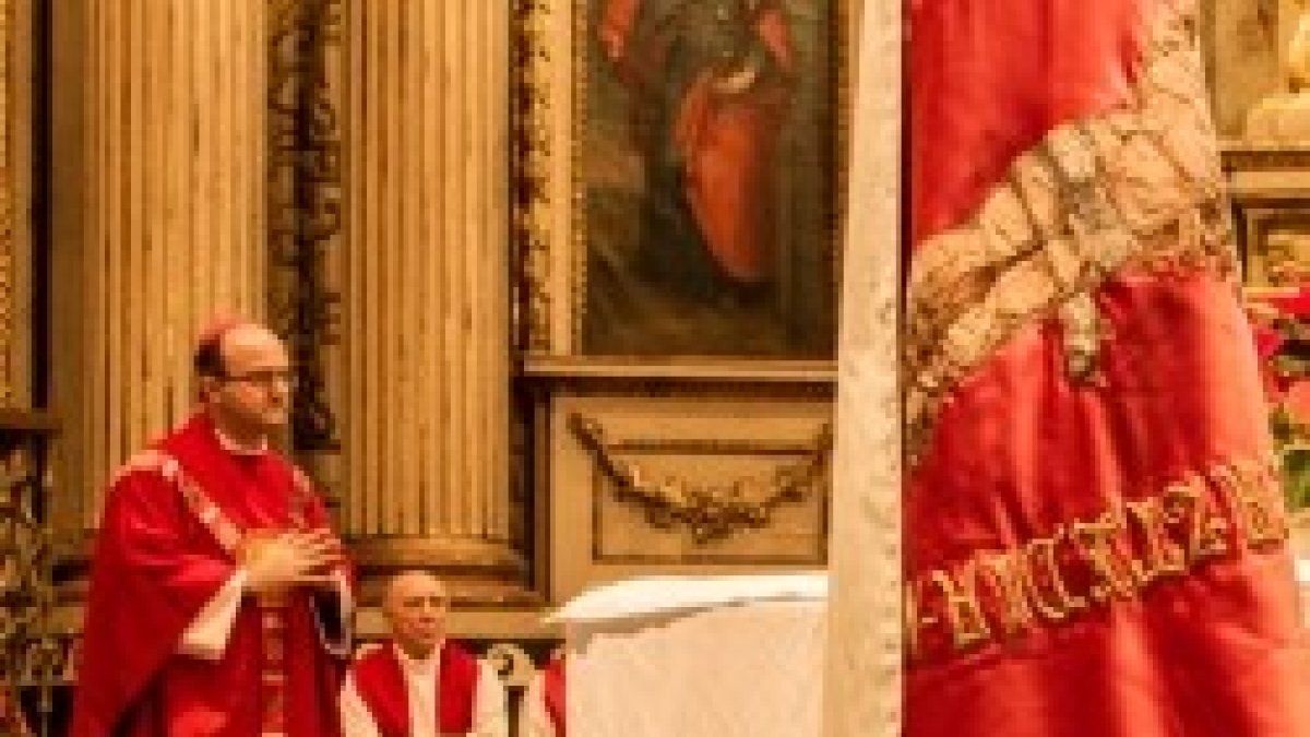 El obispo Munilla en la fiesta de San Sebastián con el estandarte del santo