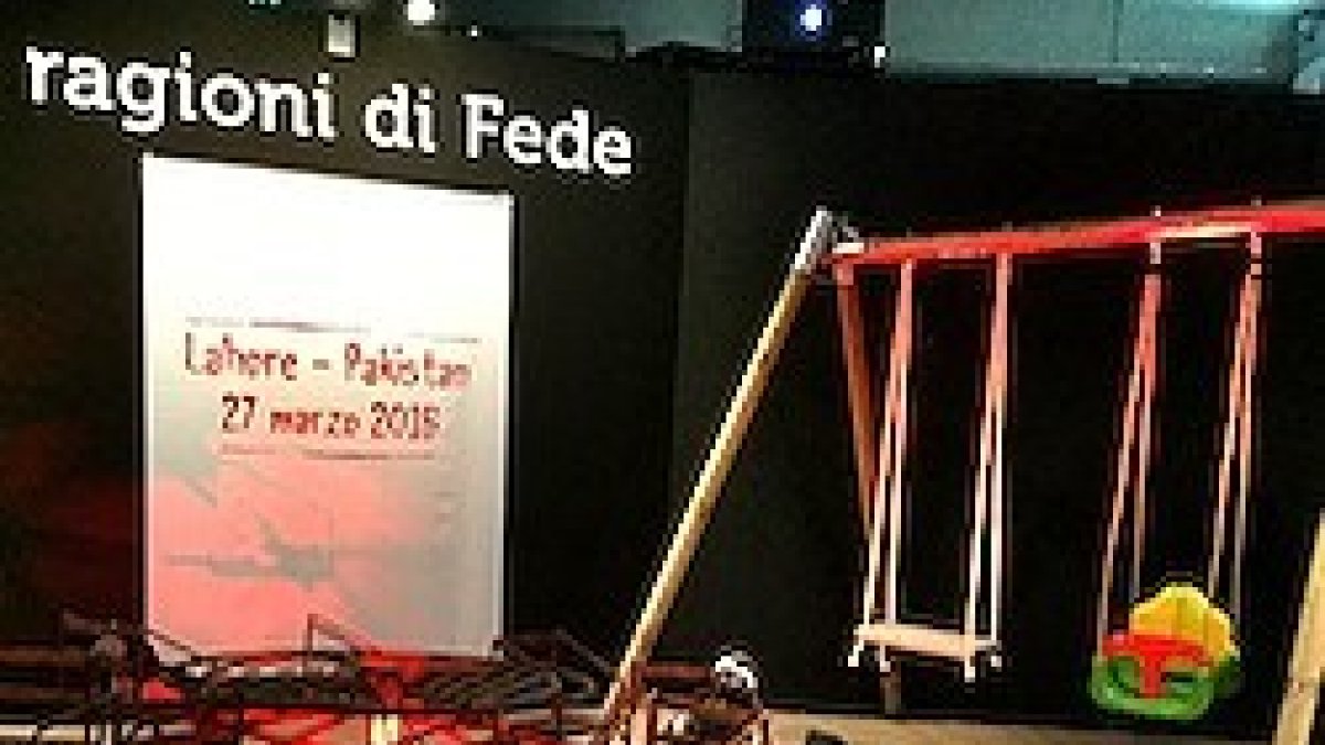 Un columpio, un peluche en una noria, un triciclo... las huellas vacías del odio. Foto: Helena Faccia Serrano.