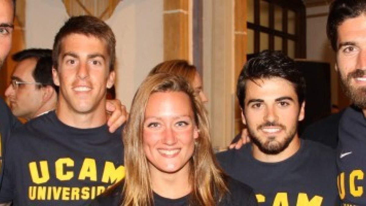 Los palistas Saúl Craviotto, Sete Benavides, Paco Cubelos y Javier Hernanz junto a la nadadora Mireia Belmonte en la Gala del deporte organizada por la UCAM.