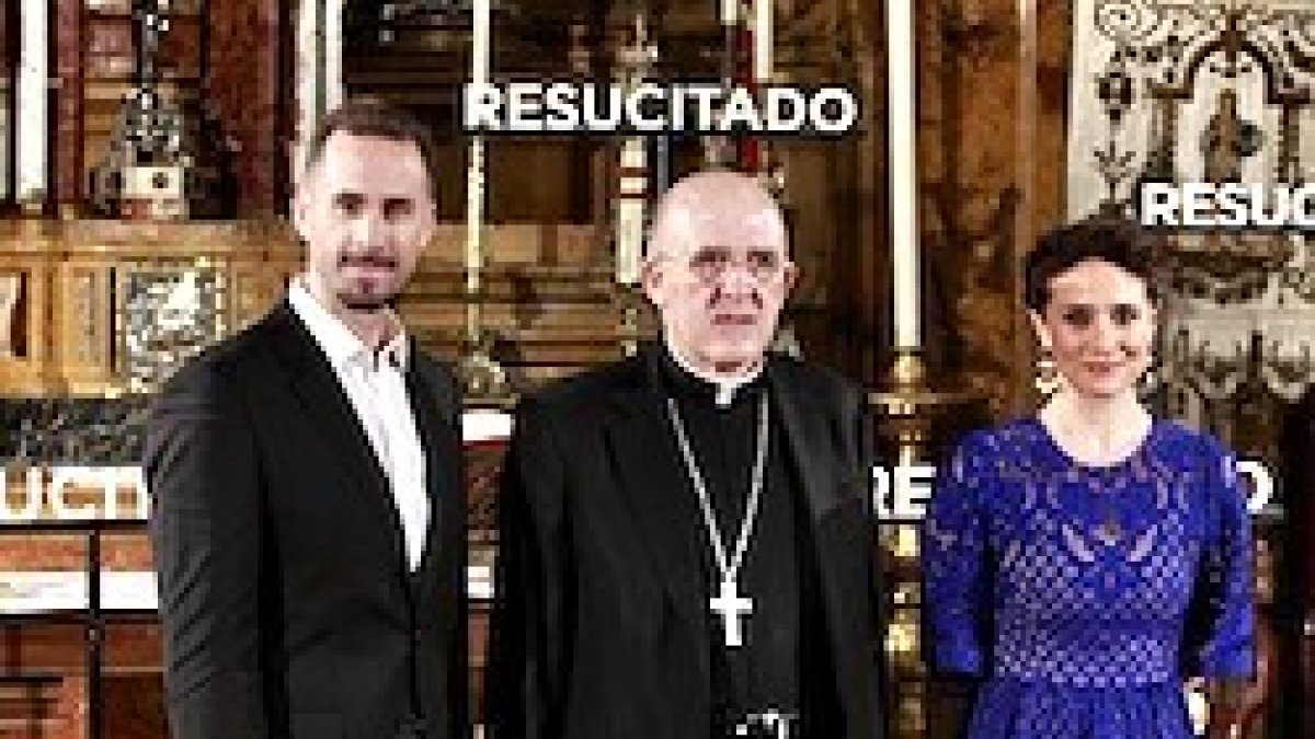 El arzobispo de Madrid, junto a Joseph Fiennes y María Botto.