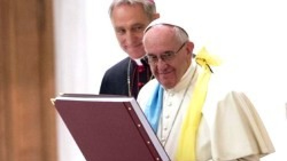 El Papa con los pañuelos de colores de la peregrinación de luteranos