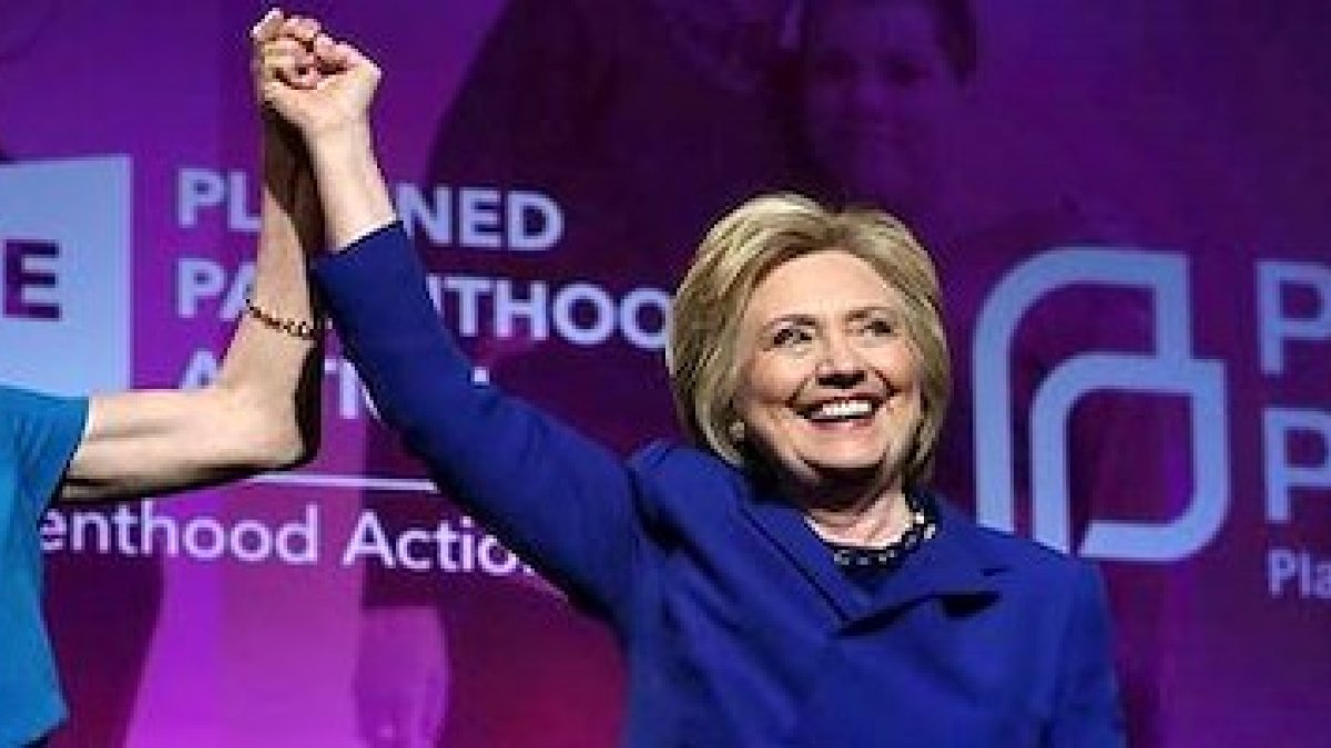 Cecile Richards, presidenta de Planned Parenthood, con Hillary Clinton, a la que ha proclamado como su candidata.