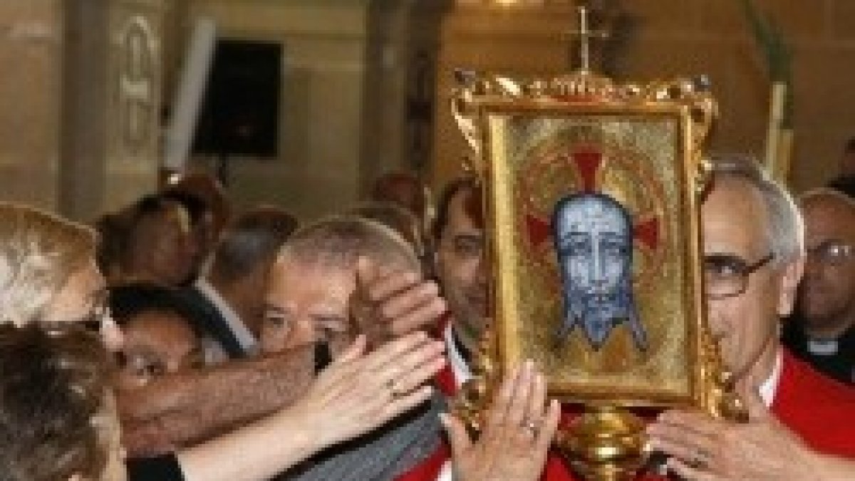 Devotos buscan tocar el relicario de la Santa Faz en Alicante - atrae romerías en Pascua de hasta 200.000 personas