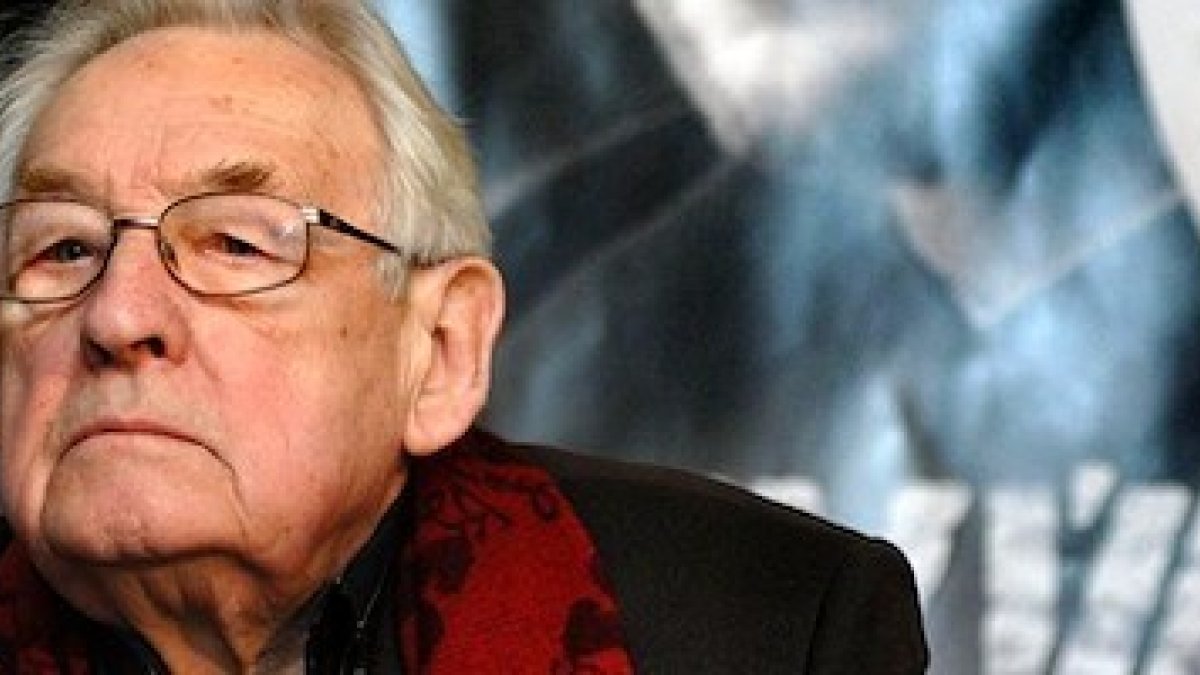 Wajda, con fondo del cartel de Katyn, su gran película como director y también a título personal: su padre murió allí.