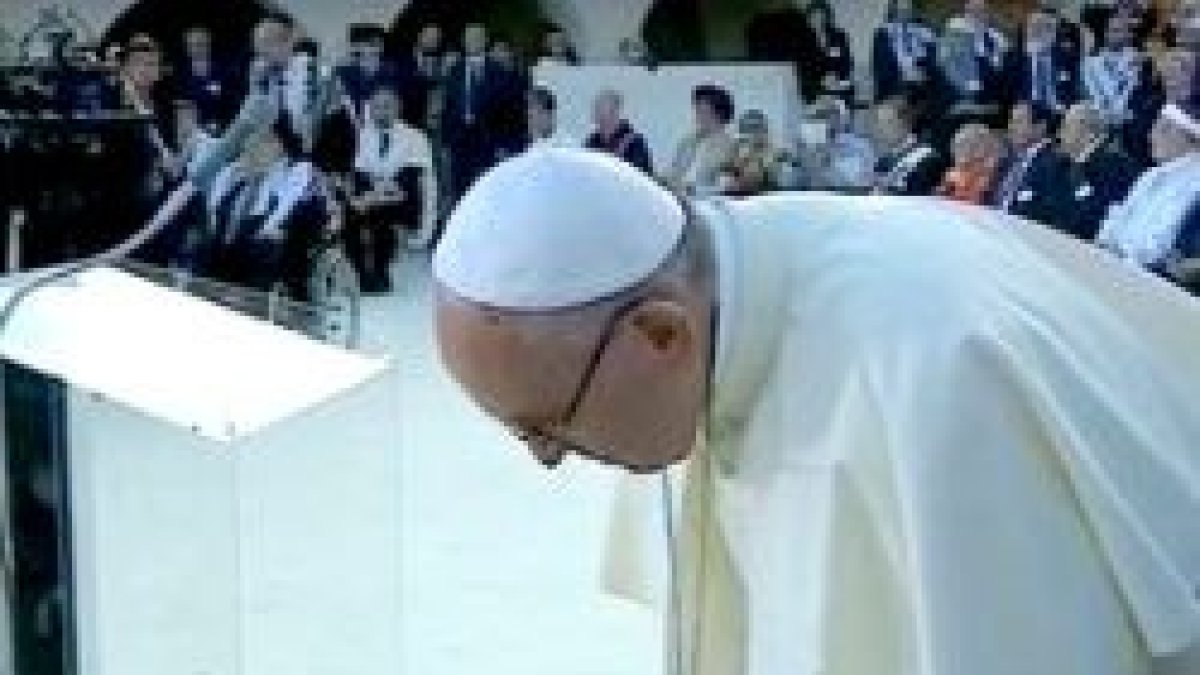 El Papa Francisco firma la Declaración de Asís 2016, que clama por la paz