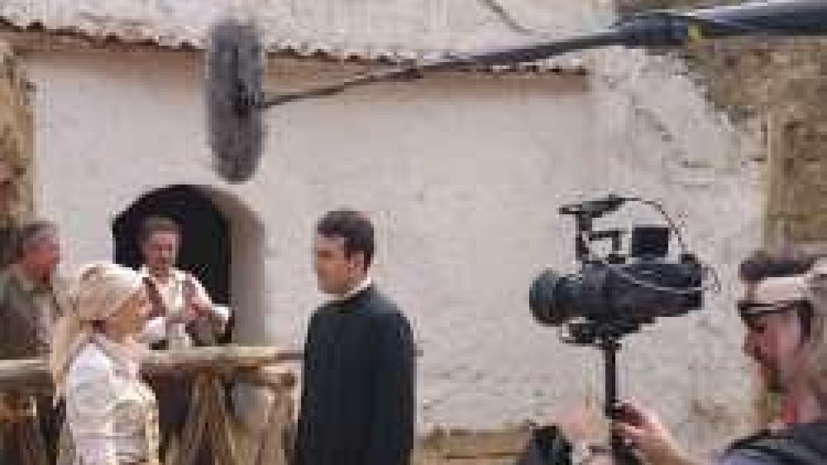 Una escena del rodaje de la película Poveda - recuerda su trabajo con niños pobres que vivían en cuevas