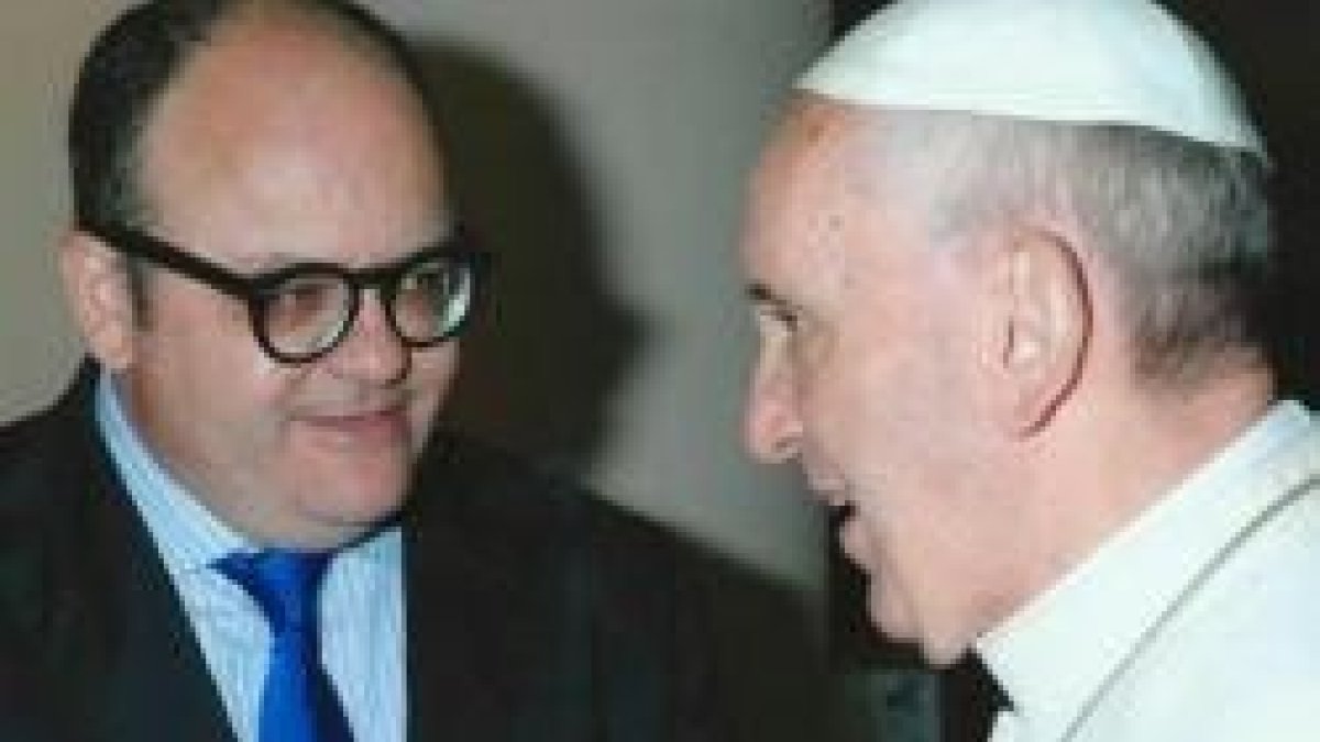Gustavo Entrala con el Papa Francisco en una visita al Vaticano