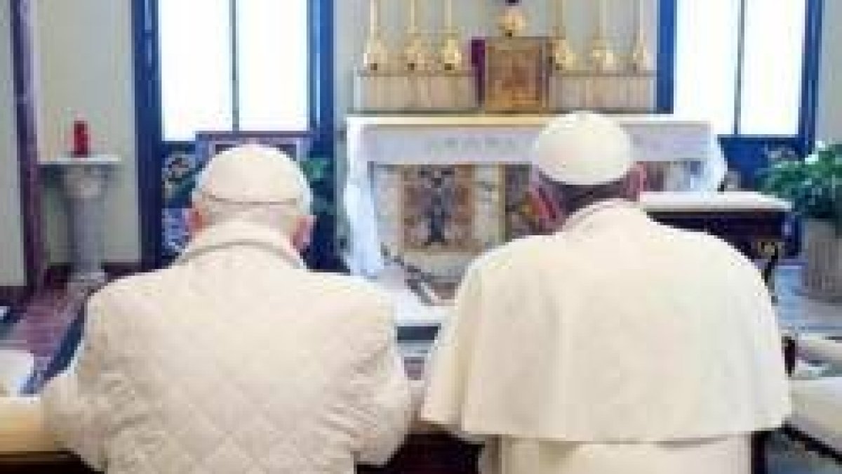 Francisco y Benedicto, en oración conjunta, de rodillas