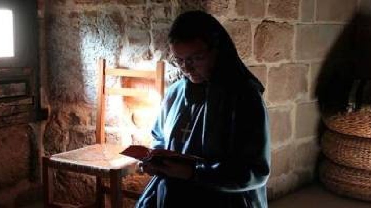 La hermana Guadalupe Escudero hace vida de ermitaña a cargo de Santa María de Zamarce, en Navarra, iglesia del siglo XII con una casa de espiritualidad