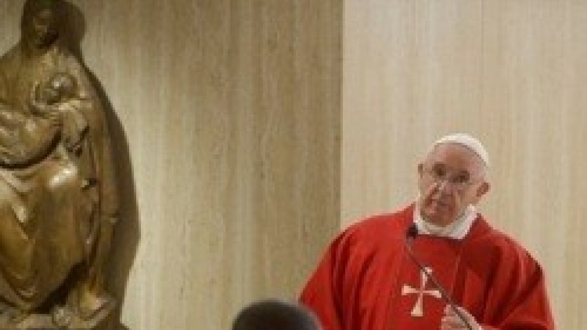 Francisco en la misa de Santa Marta, con el color rojo de la sangre de los mártires