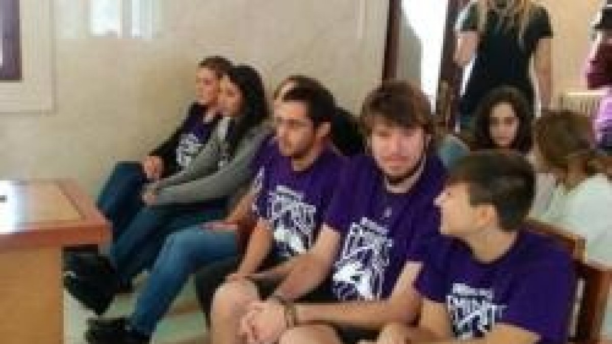 Los jóvenes activistas del colectivo anticlerical y pro-aborto Arran, condenados a 1 año de prisión