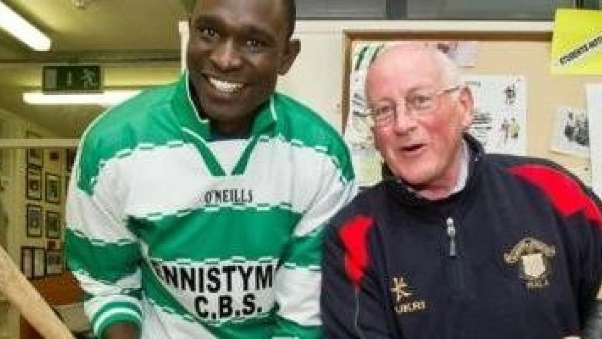 El campeón olímpico David Rudisha y su entrenador el Hermano Colm, de visita en un colegio en Irlanda; Colm empezó a entrenar sin saber nada de atletismo