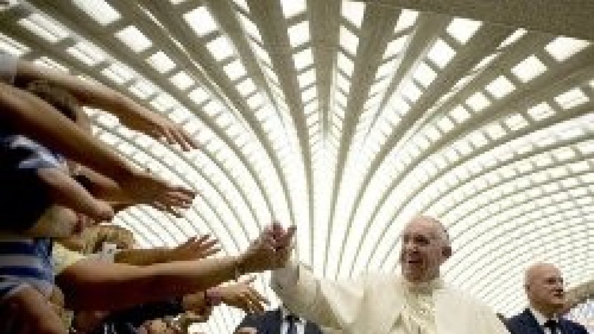 El Papa Francisco saluda a los peregrinos en la Sala Pablo VI