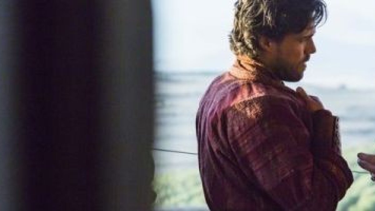 El joven David habla con el veterano Rey Saúl cuando aún tienen buen trato... pronto estallará la rivalidad por la envidia y celos del Rey