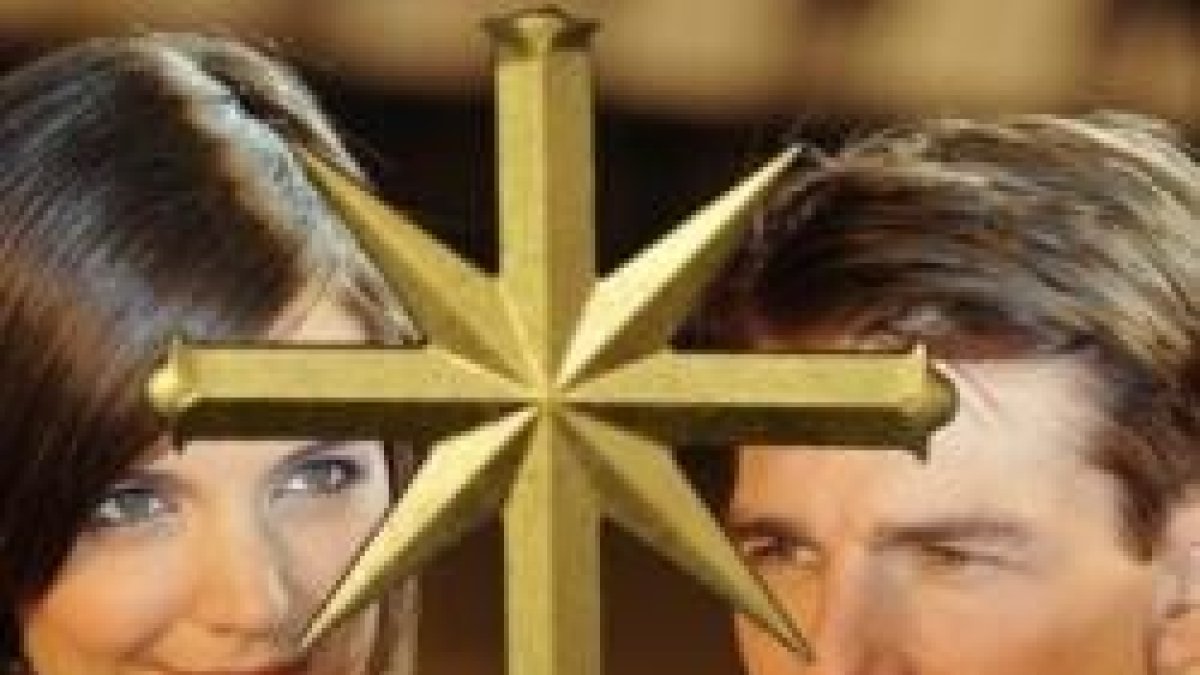Tom Cruise y Katie Holmes con una de las cruces con estrella que la Cienciología usa como símbolos