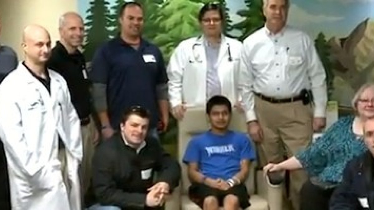 John Smith, rodeado de su familiares y del equipo médico que le trató.