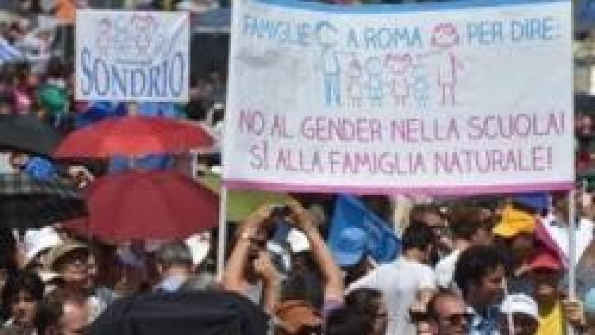 Pancarta contra la ideología de género en la escuela en el pasado Family Day de junio de 2015 en Roma