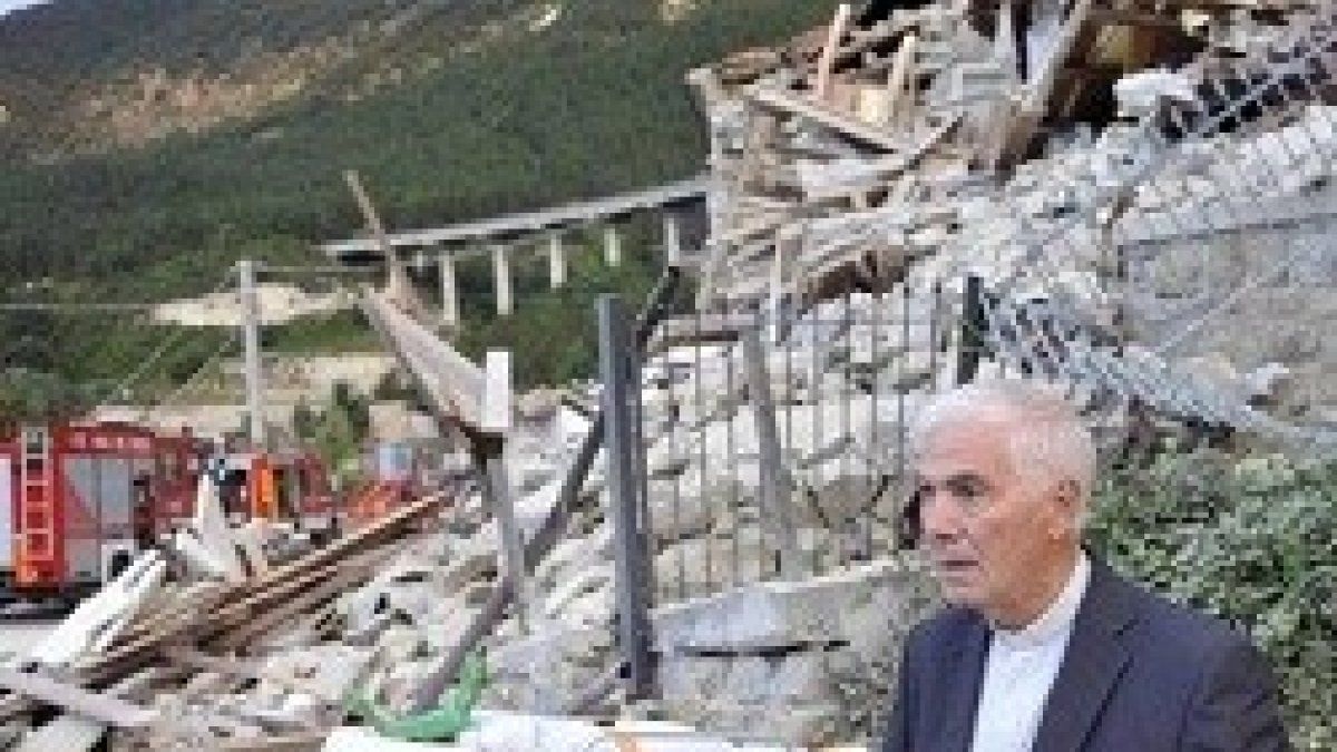 El obispo de Ascoli en Pescara del Tronto, pueblo arrasado por el terremoto del centro de Italia