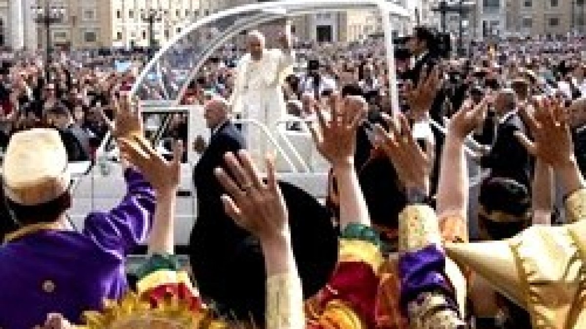 Francisco llega para su catequesis de los miércoles y saluda a los peregrinos en la Plaza de San Pedro