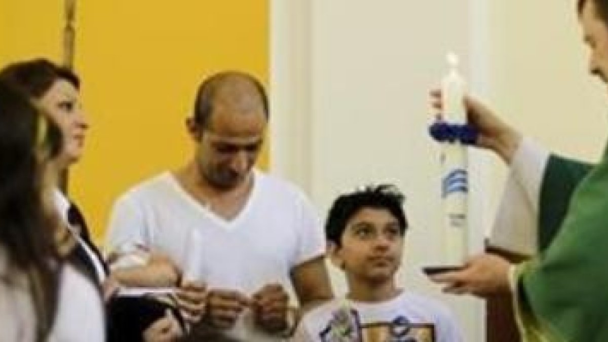 Bautizo de una familia iraní en una iglesia evangélica cercana a Berlín... si toda la familia ha dejado Oriente es más fácil dar el paso
