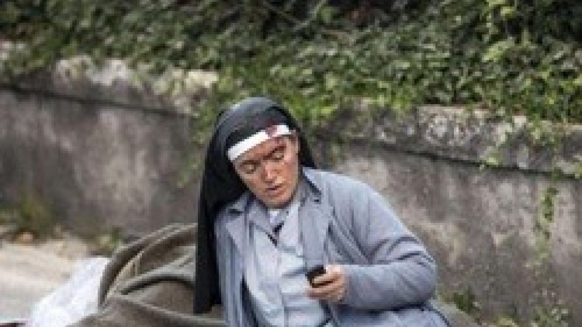 Esta imagen de una religiosa, con móvil, herida en el terremoto de Italia se ha difundido rápidamente