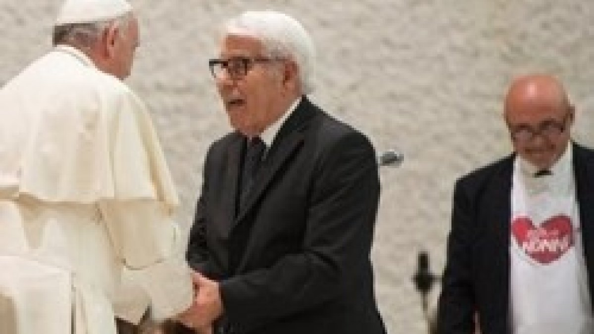 Francisco saluda al presidente de la ANLA, una de las asociaciones de ancianos y abuelos que recibió