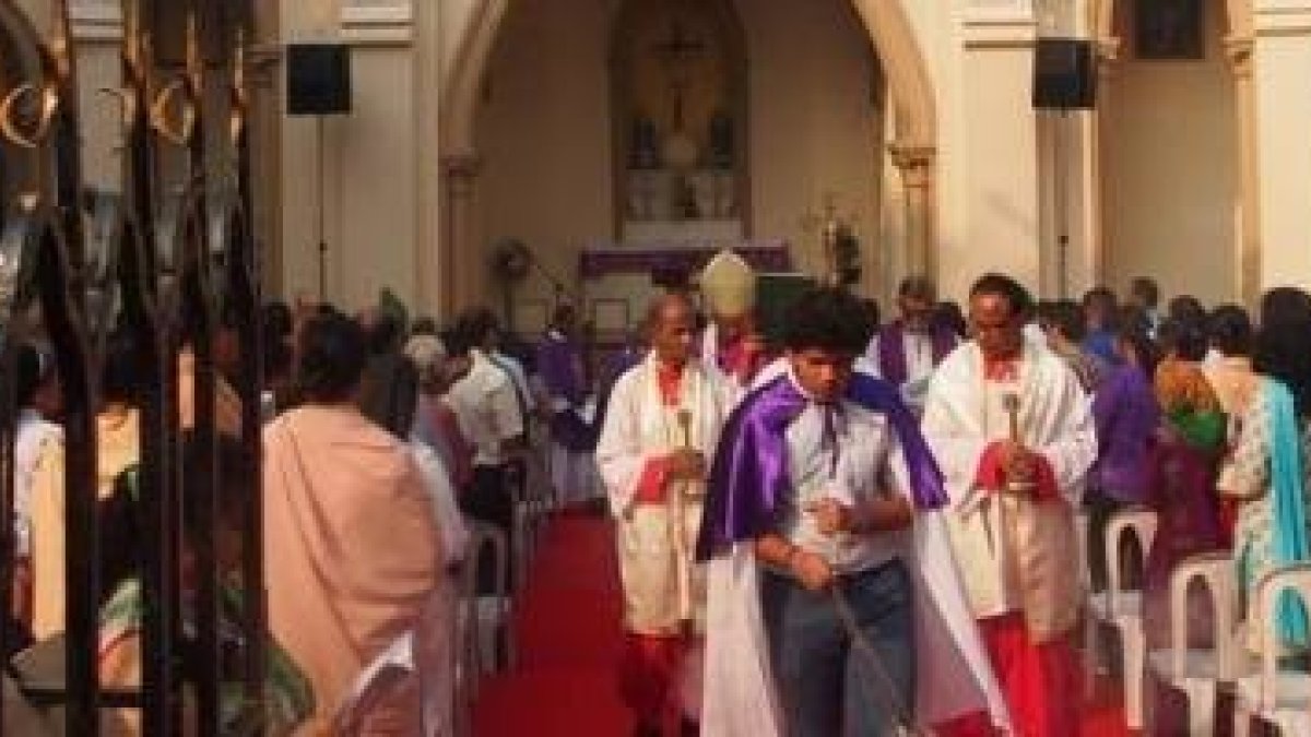 Peregrinos en la zona exterior de la basílica de María del Monte en Bandra, Mumbai