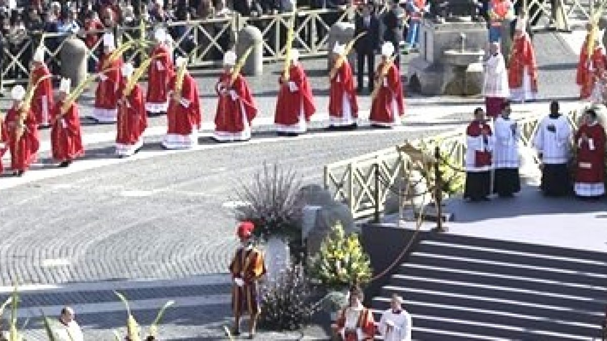 Misa de Domingo de Ramos con el Papa Francisco en la Plaza de San pedro - el Pontífice recuerda a los prófugos y migrantes, despreciados como Jesús