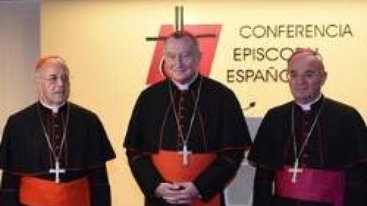 El cardenal Pietro Parolin, flanqueado por el cardenal Ricardo Blázquez y el nuncio Renzo Frattini